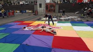 O hacen silencio o los callamos y que? performance Julie Pichavant IV Festival Internacional de Arte Pensamiento Pedagógico Contemporáneo- Festival Internacional de Arte Contemporáneo de Manizales-Universidad Bellas Artes de Caldas - Colombia