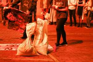 O hacen silencio o los callamos y que? performance Julie Pichavant IV Festival Internacional de Arte Pensamiento Pedagógico Contemporáneo- Festival Internacional de Arte Contemporáneo de Manizales-Universidad Bellas Artes de Caldas - Colombia