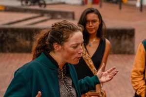 O hacen silencio o los callamos y que? performance Julie Pichavant IV Festival Internacional de Arte Pensamiento Pedagógico Contemporáneo- Festival Internacional de Arte Contemporáneo de Manizales-Universidad Bellas Artes de Caldas - Colombia