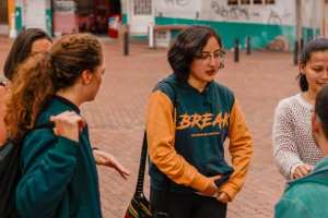 O hacen silencio o los callamos y que? performance Julie Pichavant IV Festival Internacional de Arte Pensamiento Pedagógico Contemporáneo- Festival Internacional de Arte Contemporáneo de Manizales-Universidad Bellas Artes de Caldas - Colombia