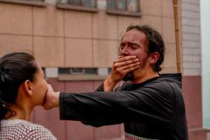 O hacen silencio o los callamos y que? performance Julie Pichavant IV Festival Internacional de Arte Pensamiento Pedagógico Contemporáneo- Festival Internacional de Arte Contemporáneo de Manizales-Universidad Bellas Artes de Caldas - Colombia