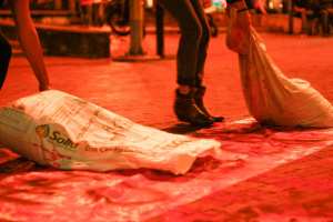 O hacen silencio o los callamos y que? performance Julie Pichavant IV Festival Internacional de Arte Pensamiento Pedagógico Contemporáneo- Festival Internacional de Arte Contemporáneo de Manizales-Universidad Bellas Artes de Caldas - Colombia