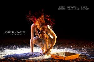 Julie Pichavant performance Los peces no hacen preguntas Festival Internacional de Arte Contemporáneo de Manizales-Universidad Bellas Artes de Caldas.