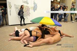 Julie Pichavant performance La vida es una tombola Festival Internacional de Arte Contemporáneo de Manizales-Universidad Bellas Artes de Caldas.