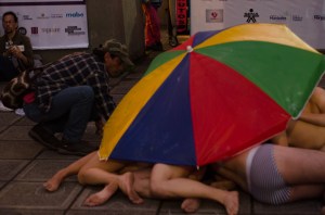 Julie Pichavant performance La vida es una tombola Festival Internacional de Arte Contemporáneo de Manizales-Universidad Bellas Artes de Caldas.