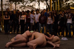 Julie Pichavant performance La vida es una tombola Festival Internacional de Arte Contemporáneo de Manizales-Universidad Bellas Artes de Caldas.