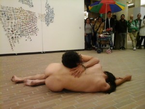 Julie Pichavant performance La vida es una tombola Festival Internacional de Arte Contemporáneo de Manizales-Universidad Bellas Artes de Caldas.