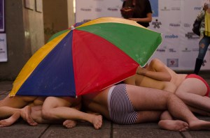 Julie Pichavant performance La vida es una tombola Festival Internacional de Arte Contemporáneo de Manizales-Universidad Bellas Artes de Caldas.