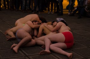 Julie Pichavant performance La vida es una tombola Festival Internacional de Arte Contemporáneo de Manizales-Universidad Bellas Artes de Caldas.