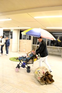 Julie Pichavant performance La vida es una tombola Festival Internacional de Arte Contemporáneo de Manizales-Universidad Bellas Artes de Caldas.