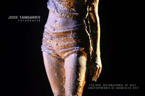 Julie Pichavant performance Los peces no hacen preguntas Festival Internacional de Arte Contemporáneo de Manizales-Universidad Bellas Artes de Caldas.