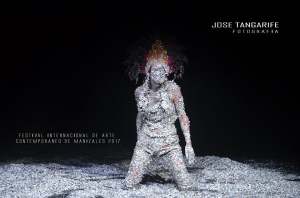 Julie Pichavant performance Los peces no hacen preguntas Festival Internacional de Arte Contemporáneo de Manizales-Universidad Bellas Artes de Caldas.