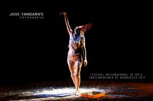 Julie Pichavant performance Los peces no hacen preguntas Festival Internacional de Arte Contemporáneo de Manizales-Universidad Bellas Artes de Caldas.