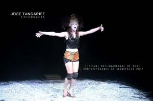 Julie Pichavant performance Los peces no hacen preguntas Festival Internacional de Arte Contemporáneo de Manizales-Universidad Bellas Artes de Caldas.