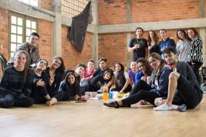 Julie Pichavant performance La vida es una tombola Festival Internacional de Arte Contemporáneo de Manizales-Universidad Bellas Artes de Caldas.