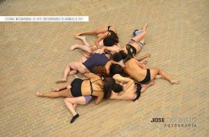 Julie Pichavant performance La vida es una tombola Festival Internacional de Arte Contemporáneo de Manizales-Universidad Bellas Artes de Caldas.